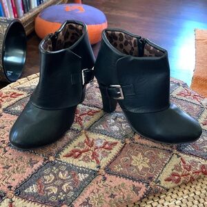 Super comfy black half boot. 7 wide